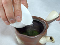 画像|お茶の淹れ方(お湯を急須へ)
